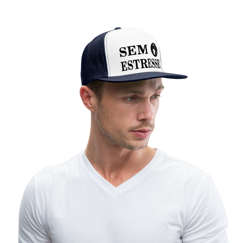 Boscho Kein Stress ® Trucker Cap Text Portugiesisch Sem estresse mit Logo - Weiß/Navy